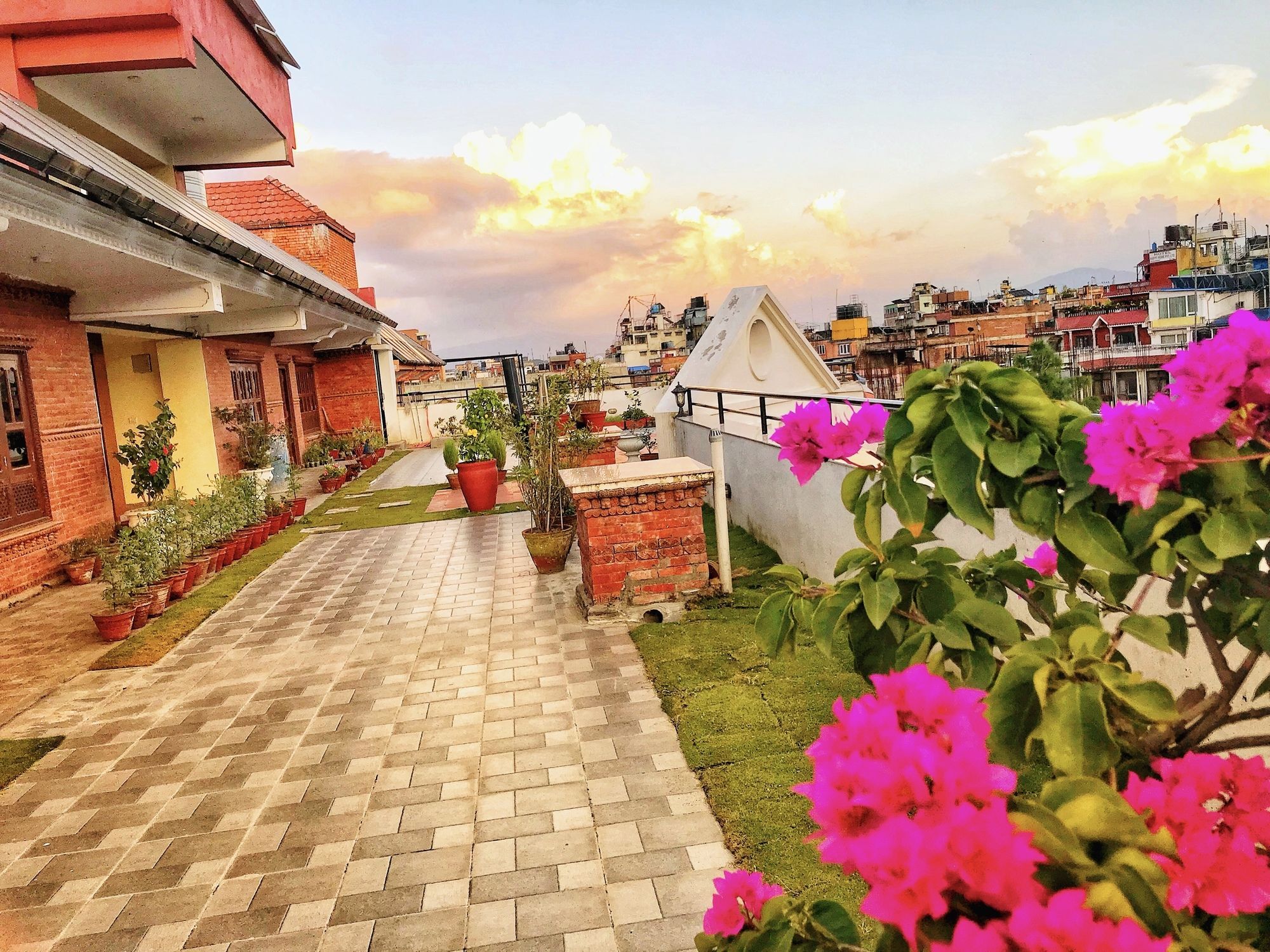 Dom Himalaya Hotel Катманду Экстерьер фото